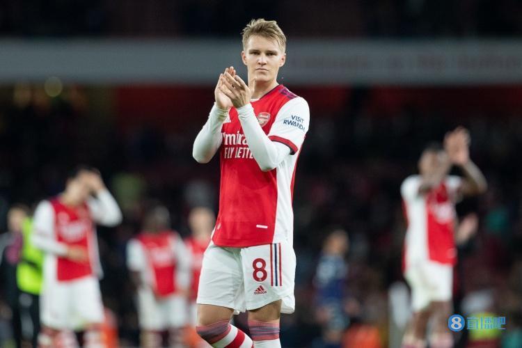  阿森纳防线失误造致命失球  